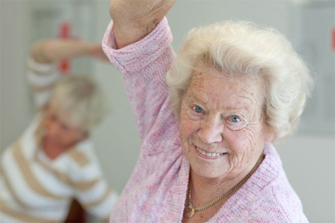 Foto: Eine ältere Dame blickt fröhlich in die Kamera. Sie hat Spaß beim gemeinsamen Tanzen.